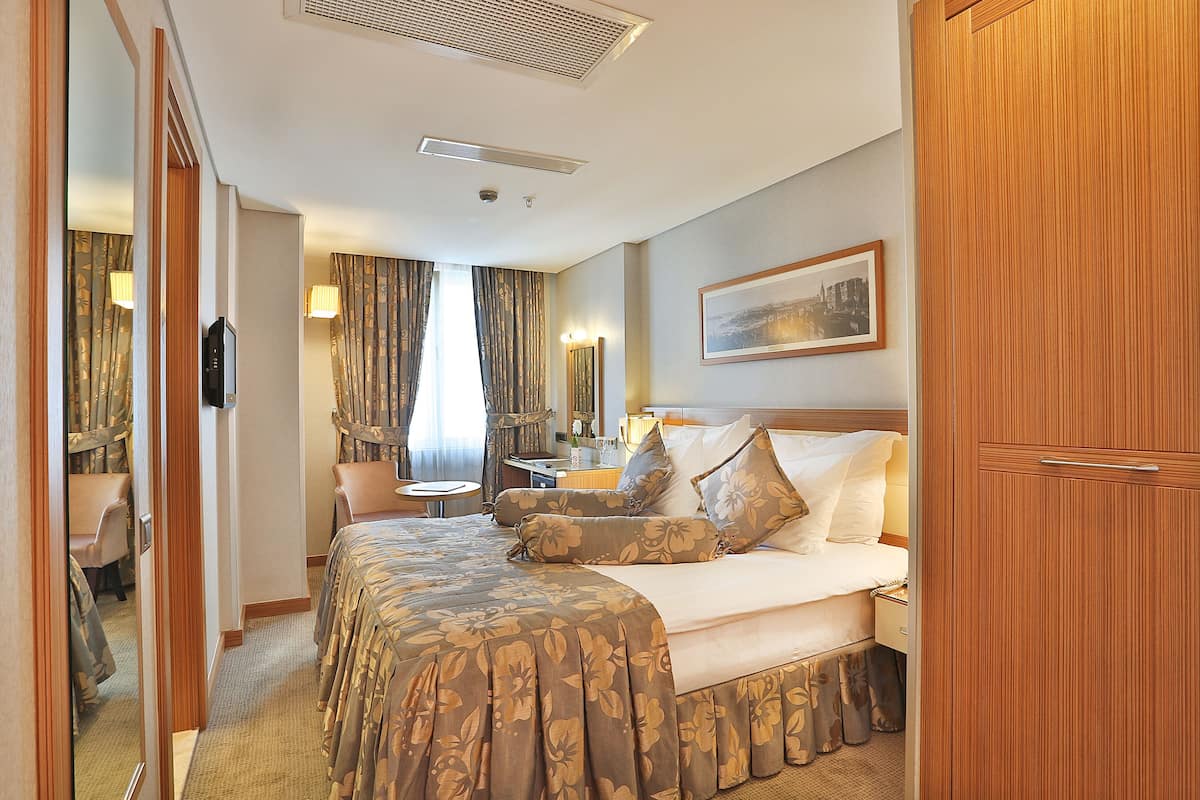 Standard Double Room | Premium bedding, minibar, in-room safe, desk