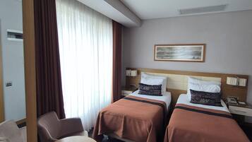 Tvåbäddsrum Deluxe | Vardagsrum | 22-tums LCD-tv med kabelkanaler och tv