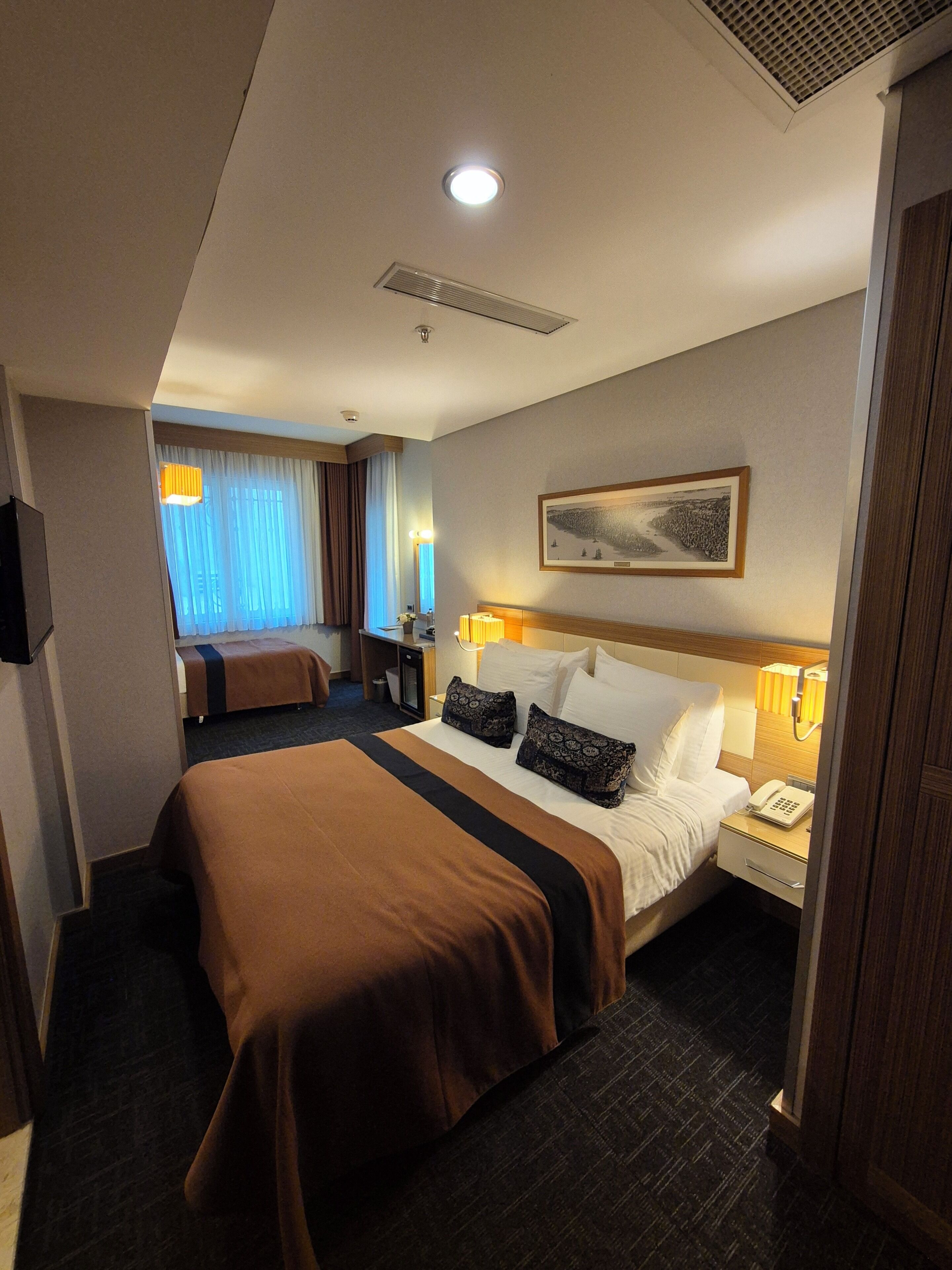 ملاءات من القطن المصري وأغطية فراش متميزة وميني بار وخزنة داخل الغرفة