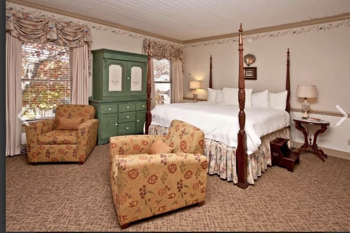 Deluxe Room, 1 King Bed | Iron/ironing board, free WiFi, bed sheets