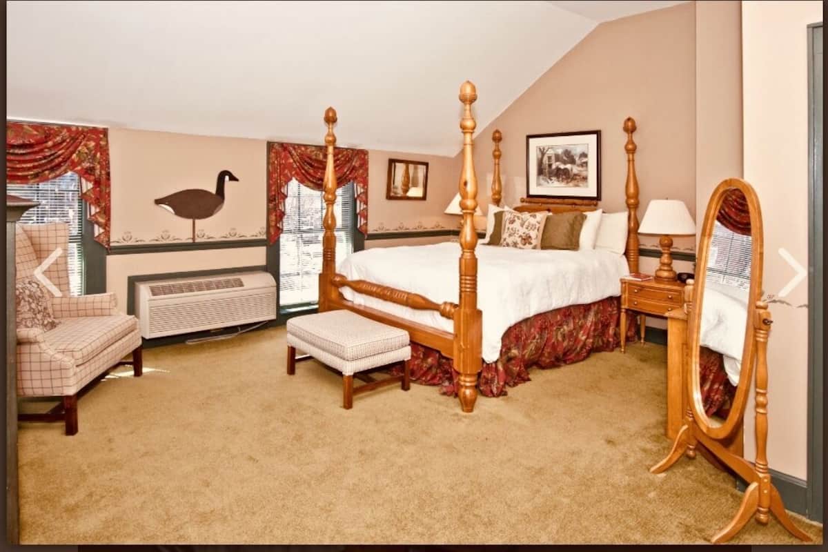 Deluxe Room, 1 Queen Bed | Iron/ironing board, free WiFi, bed sheets