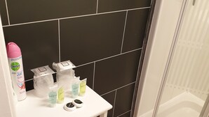 Family Room, 1 Bedroom, Ensuite (Family) | Bathroom | Shower, free toiletries, hair dryer, slippers - New Bond Hotel (Blackpool)