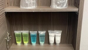Shower, free toiletries, hair dryer, slippers - New Bond Hotel (Blackpool)