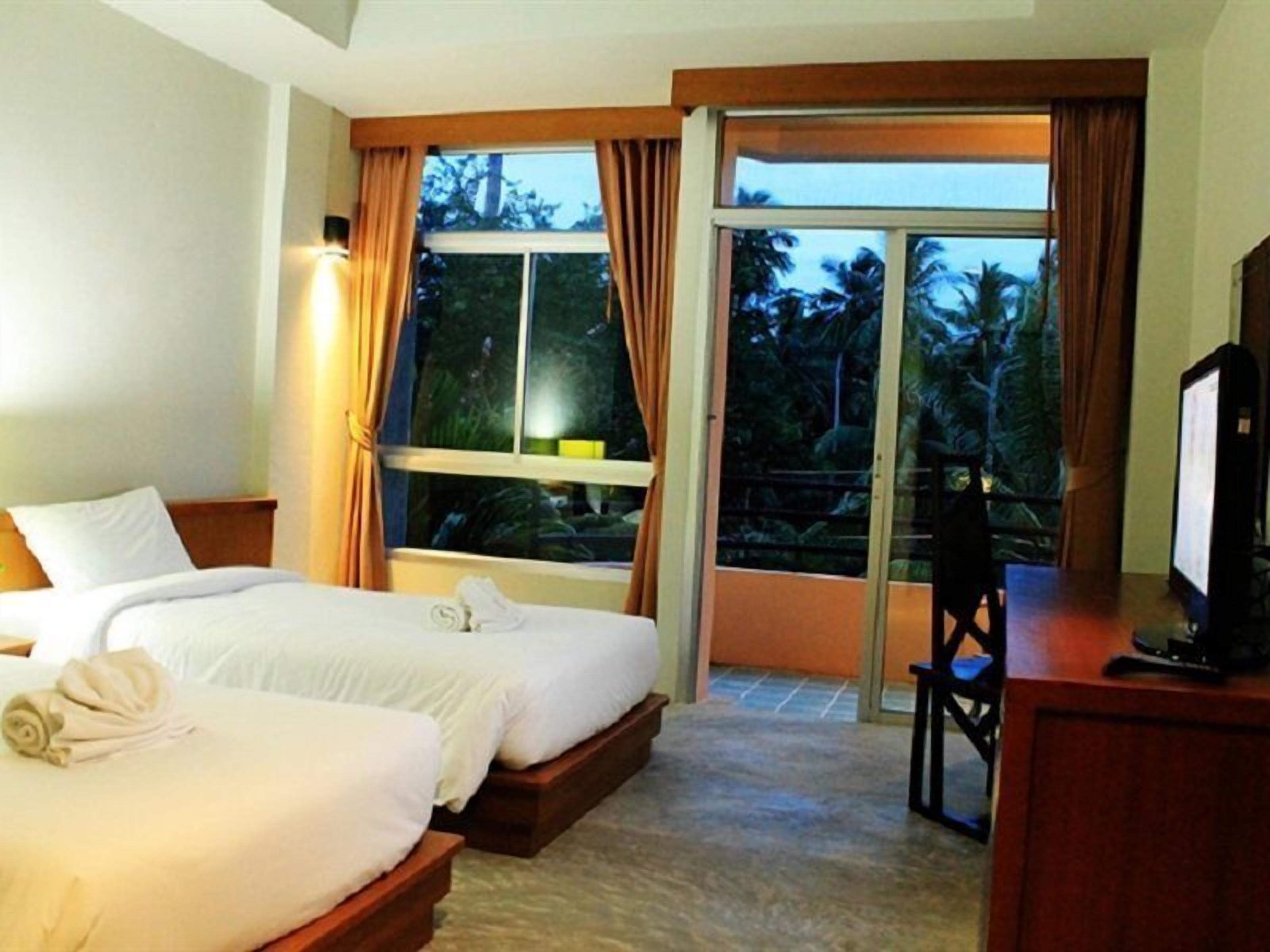 Premium bedding, Select Comfort beds, desk, free WiFi