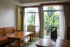 Suite familiar, 1 cama matrimonial, cocineta, vista al jardín | Sala de estar | Televisión LCD de 32 pulgadas con canales vía satélite y televisión