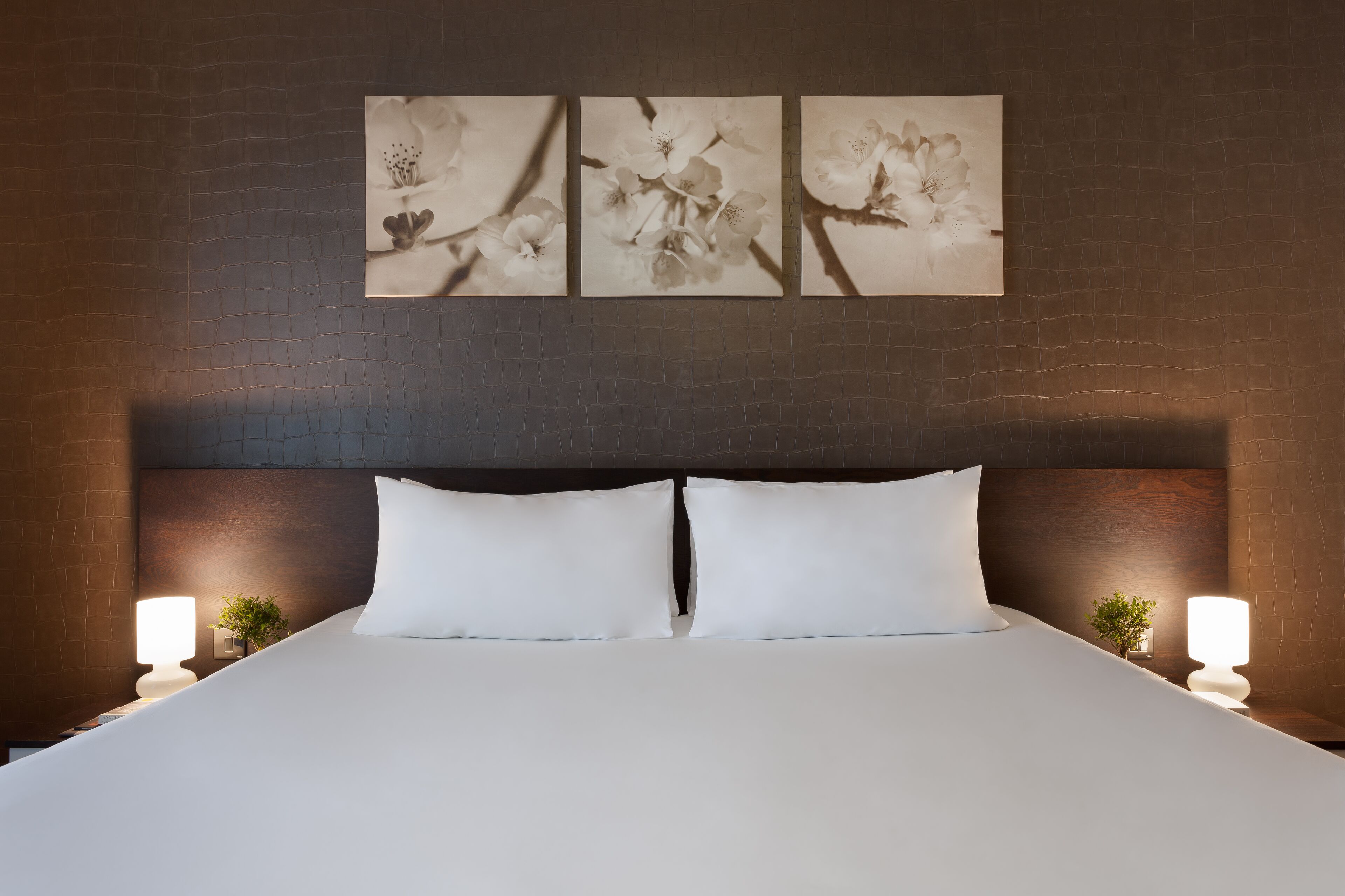 deluxe double or twin room | 1 bedroom, minibar, in-room safe, individually decorated