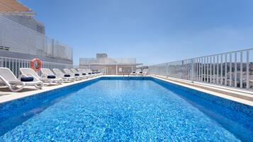 Außenpool, geöffnet von 08:00 Uhr bis 19:00 Uhr, Sonnenschirme