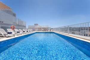 Una piscina al aire libre (de 08:00 a 19:00), sombrillas, tumbonas