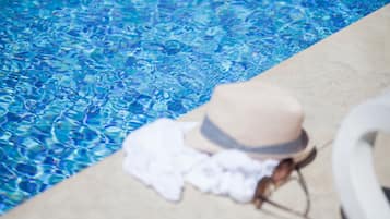 Piscine extérieure, parasols de plage, chaises longues