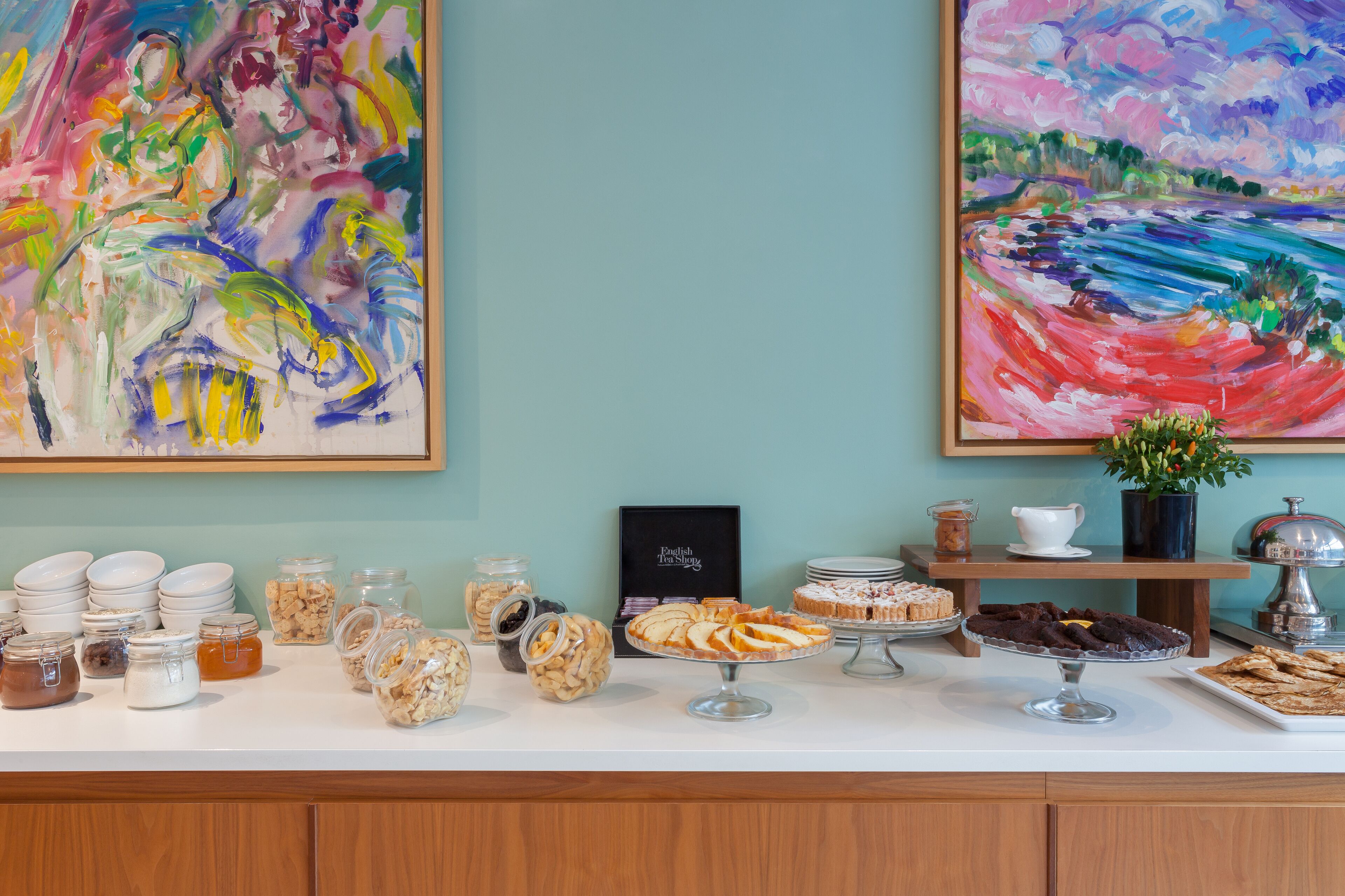 بوفيه فطور يوميًا بتكلفة قدرها (15 EUR للشخص)