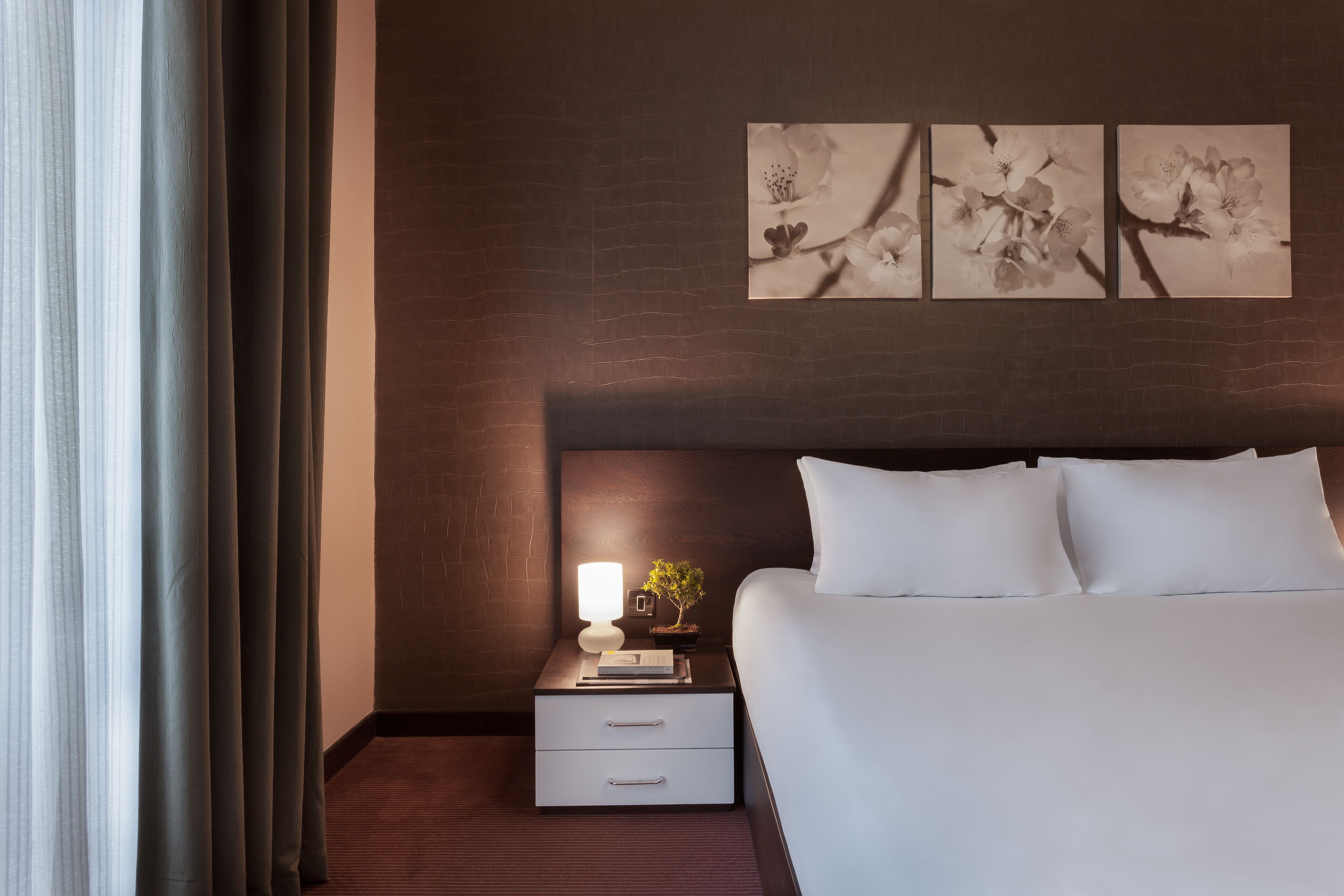 deluxe double or twin room | 1 bedroom, minibar, in-room safe, individually decorated