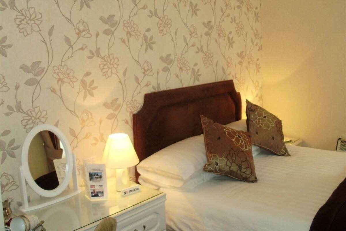 Doppelzimmer, mit Bad (Ground Floor Small)