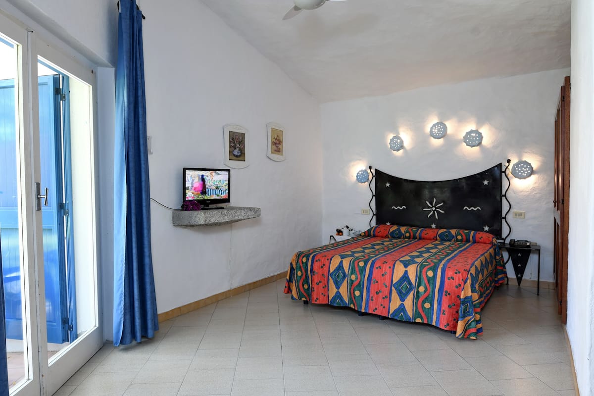 Desk, bed sheets