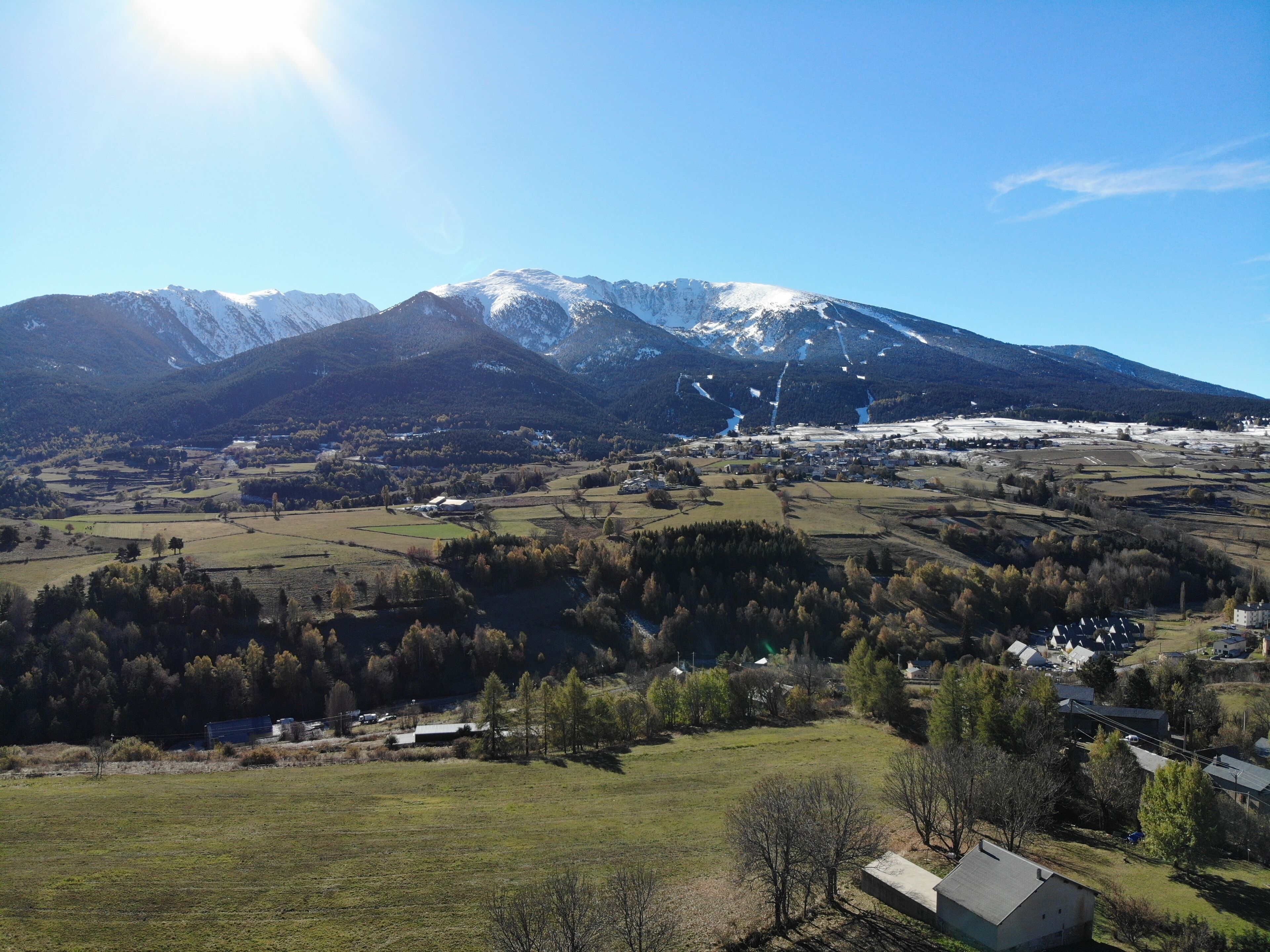 Eine Berglandschaft mit einem Dorf im Tal.