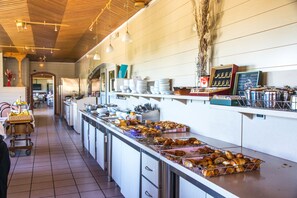 Tägliches Frühstücksbuffet gegen Gebühr