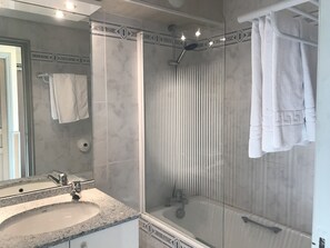 Shower, rainfall showerhead, free toiletries, hair dryer