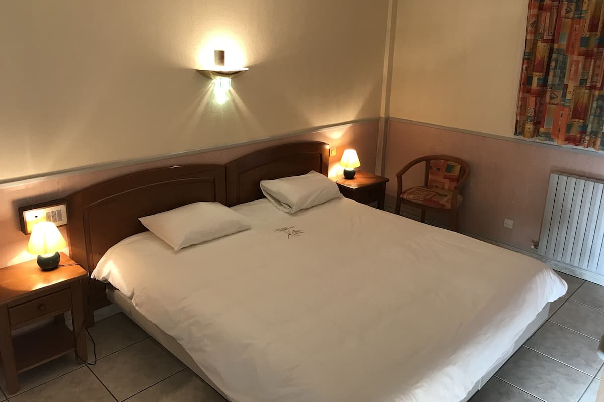 1 bedroom, premium bedding, desk, free WiFi