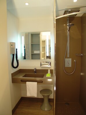 Dusche, Regendusche, kostenlose Toilettenartikel, Haartrockner
