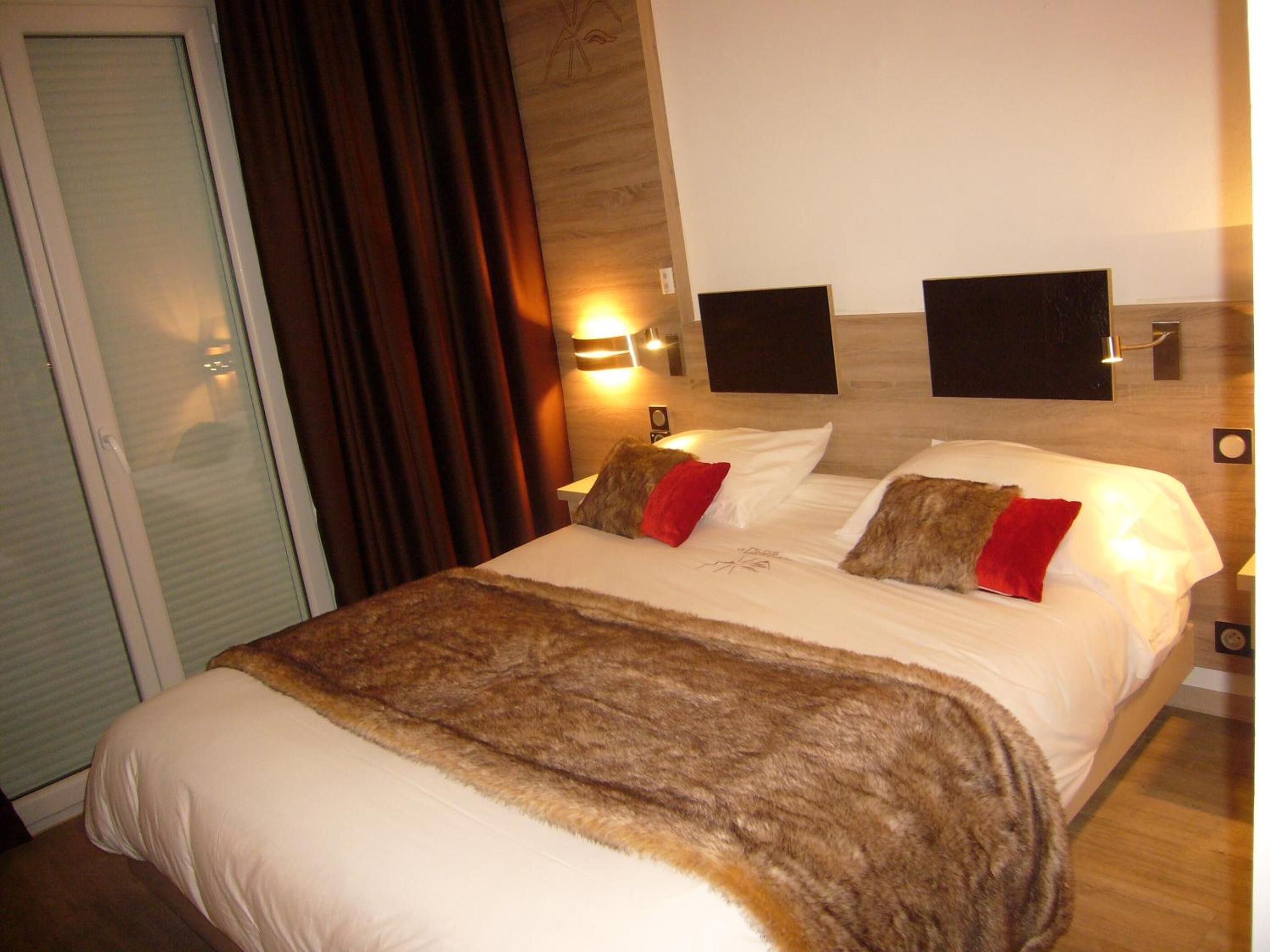 Ropa de cama de alta calidad, escritorio, wifi gratis y ropa de cama
