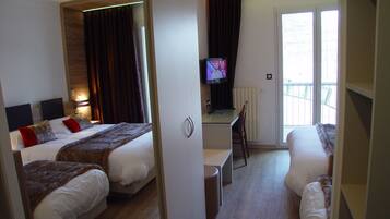 Standaard driepersoonskamer | 1 slaapkamer, luxe beddengoed, een bureau, gratis wifi