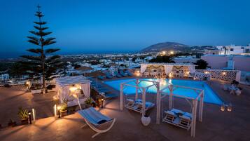 Suite familiar | Piscina al aire libre | Una piscina al aire libre de temporada, sombrillas, tumbonas