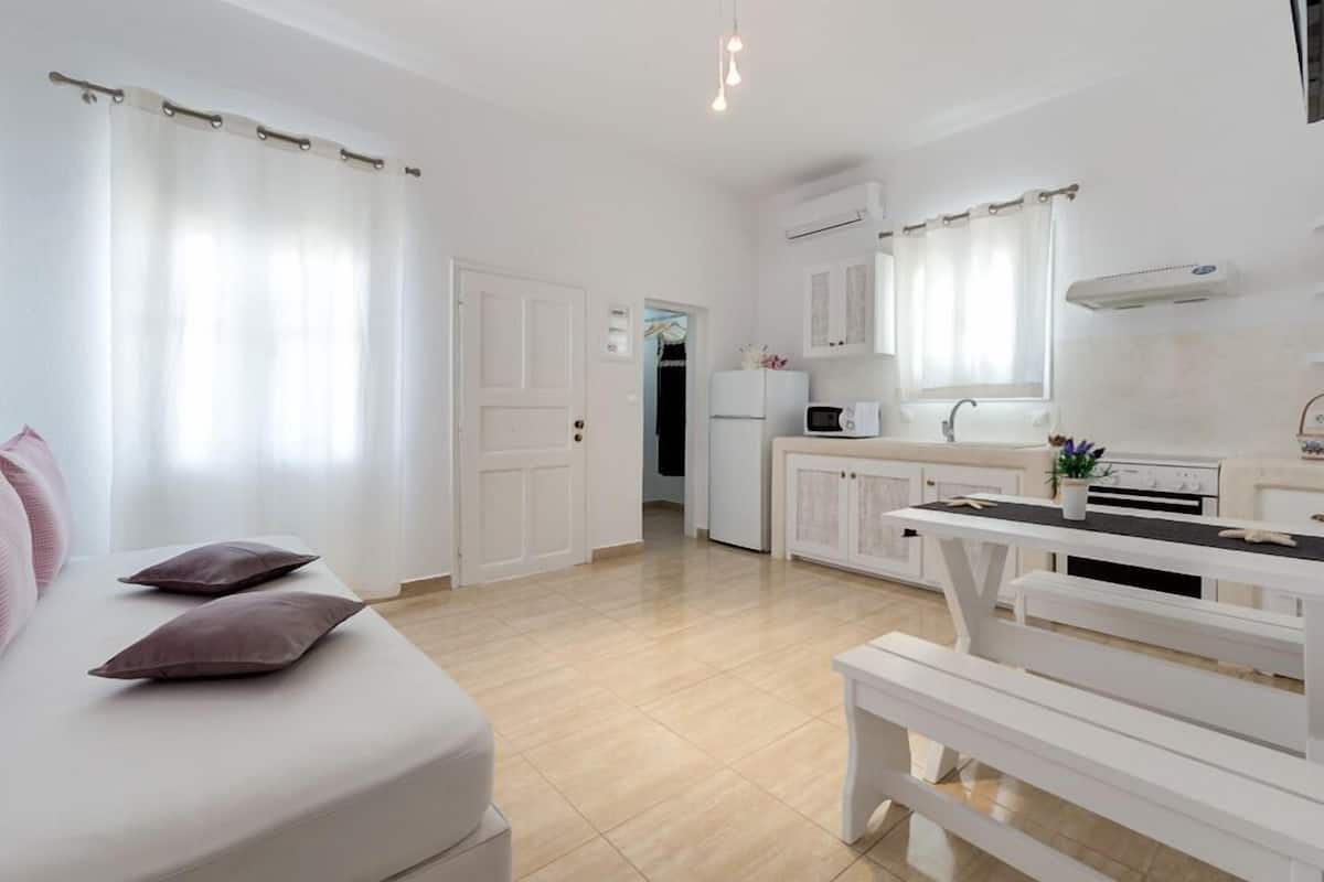 villa (volcano) | living area | 22-inch tv with satellite channels