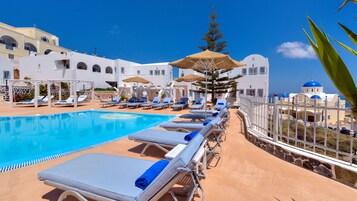 Piscina externa sazonal, guarda-sóis, espreguiçadeiras