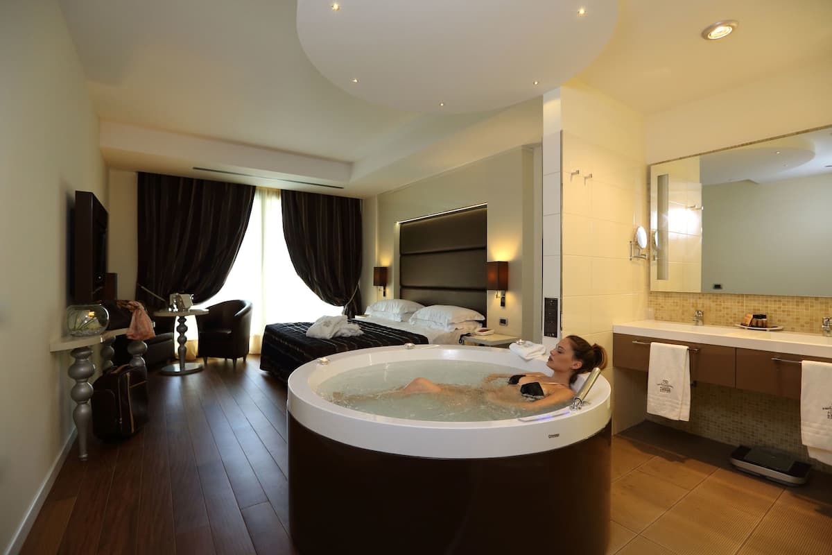 Suite | Jetted tub