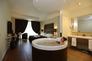 Suite | Jetted bathtub