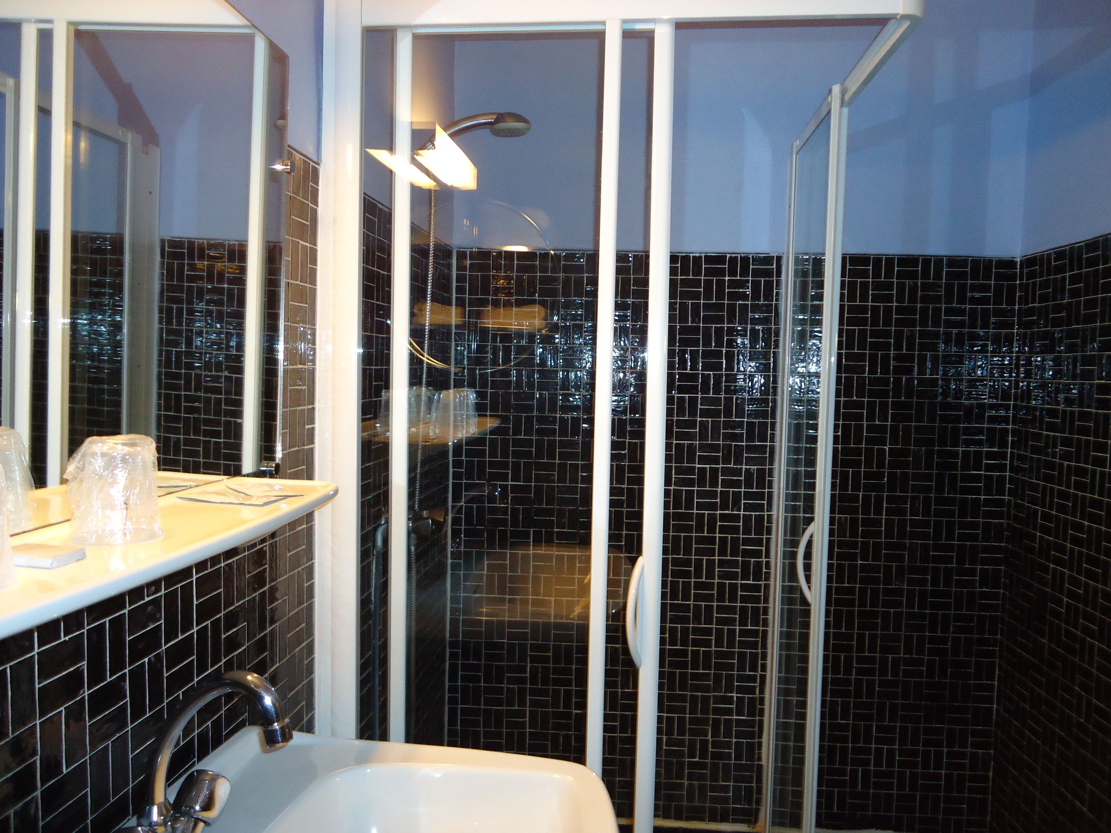 Family Room | Bathroom | Shower, free toiletries, towels