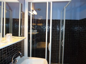 Habitación familiar | Baño | Regadera, amenidades de baño gratuitas, toallas