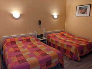 Quadruple Room | Desk, free WiFi, bed sheets - Hôtel des Voyageurs (Millau)