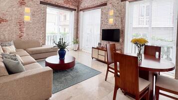 LĂ€genhet Deluxe - 2 sovrum - balkong | Vardagsrum | 43-tums tv med satellitkanaler