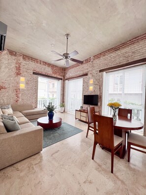 Leilighet – deluxe, 2 soverom, balkong | Oppholdsområde | En 43-tommers TV med Parabol-TV