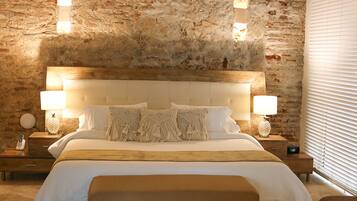 Habitación Deluxe | Colchones con acolchado adicional, minibar, caja fuerte y escritorio