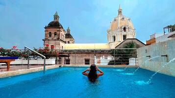 2 outdoor pools