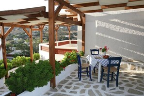 Breakfast (EUR 4 per person)