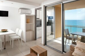 Standard-Apartment, 1 Schlafzimmer, Balkon, Meerseite | Wohnbereich