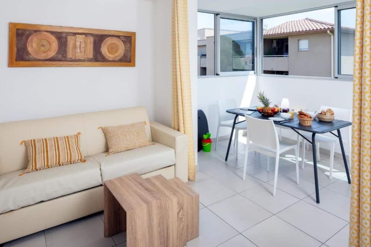 Standaard appartement, 1 slaapkamer | Woonruimte | Een 80-cm televisie met digitale zenders en een tafeltennistafel
