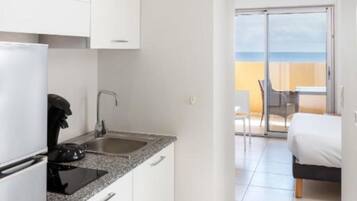 Estudio estándar, 1 cama matrimonial, balcón, frente al mar | Cunas gratuitas y muebles diferentes