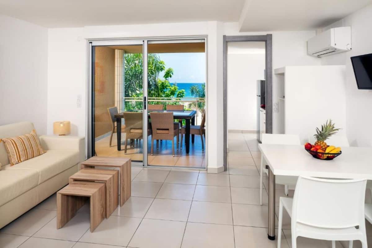 Standaard appartement, 2 slaapkamers, balkon, uitzicht op zee | Woonruimte | Een 80-cm televisie met digitale zenders en een tafeltennistafel