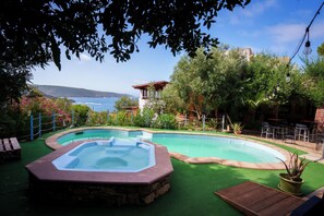Piscine extérieure en saison