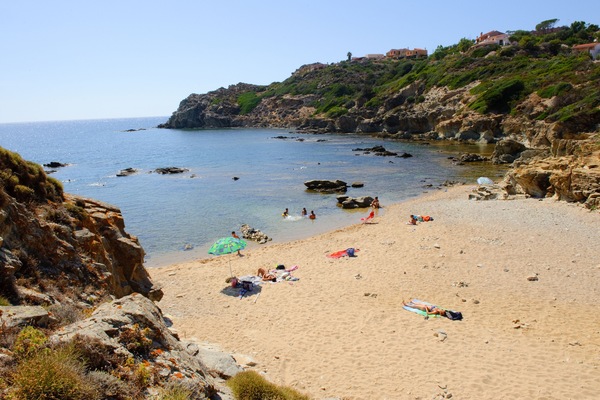 White sand, sun loungers, beach umbrellas, 2 beach bars