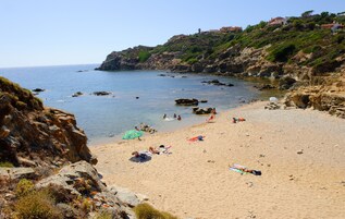 White sand, sun loungers, beach umbrellas, 2 beach bars