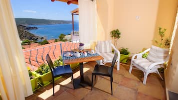 Panoramic Quadruple Room | In-room safe, individually decorated, individually furnished, desk