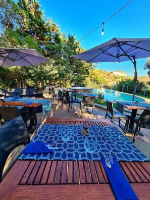 Déjeuner et souper servis sur place, cuisine locale, vue sur la piscine 