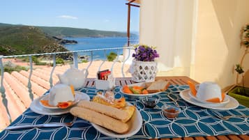 Panoramic Quadruple Room | Breakfast meal | Free daily buffet breakfast
