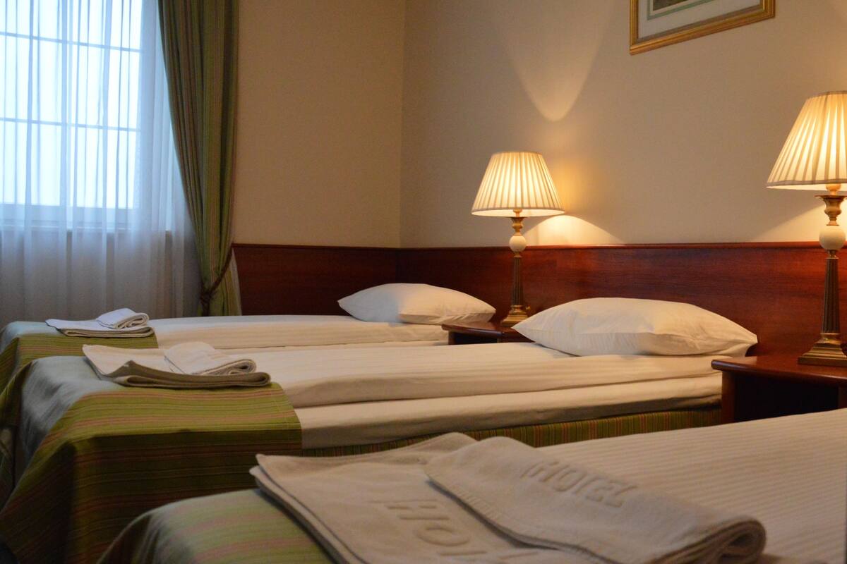 standard room | in-room safe, desk, free cots/infant beds, free wifi