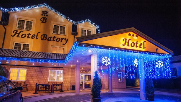 Un hotel con un cartel que dice 'Hotel Batory' y otro cartel del hotel.