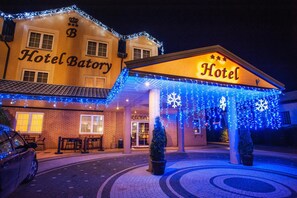 A hotel with a sign reading "Hotel Batory" and another sign for the hotel itself. - Hotel Batory (Tluszcz)